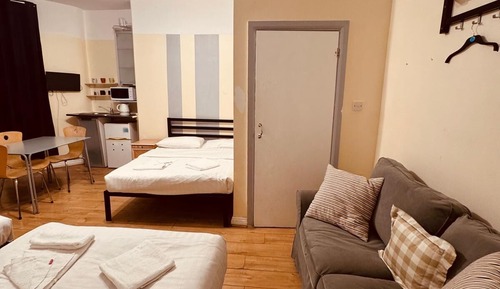 Habitación familiar (6 Adults/ 37 Collingaham Place)