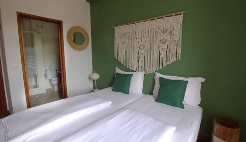 Habitación superior con 1 cama doble o 2 individuales, balcón