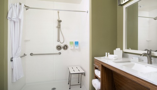 Estudio, 2 camas de matrimonio (Mobility & Hearing, Roll-in Shower)