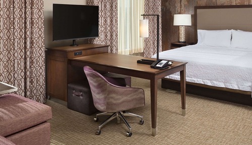 Habitación, 1 cama de matrimonio grande con sofá cama, frigorífico y microondas