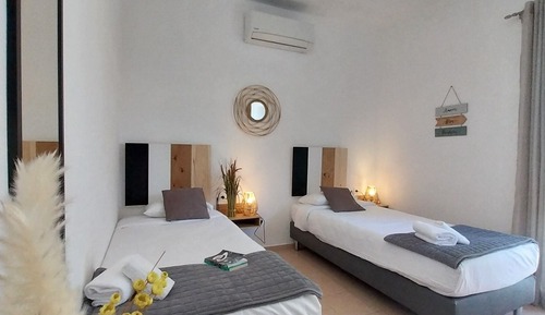 Habitación básica con 2 camas individuales, 2 camas individuales