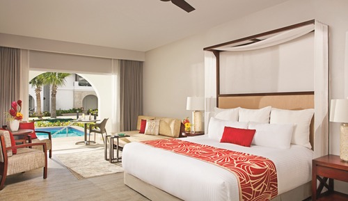 Preferred Club Deluxe Swim Up King Bed