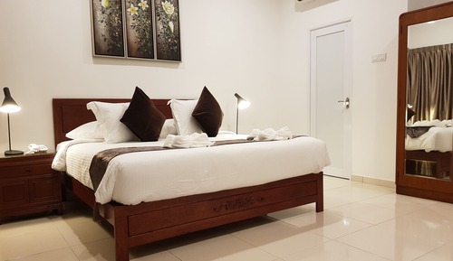 Villa (8M 100m from hotel)