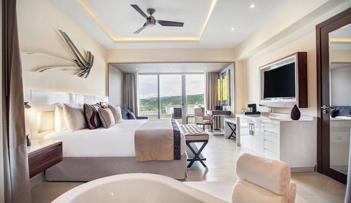 Luxury Junior Suite Swim out Diamond Club