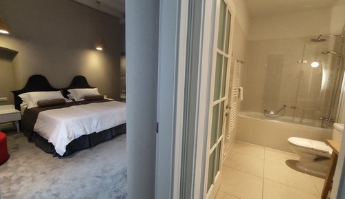 Habitación superior con 1 cama doble o 2 individuales, vistas a la ciudad