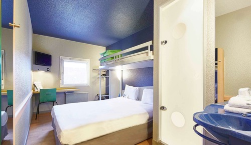 Habitación triple, varias camas