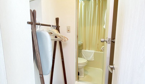 Habitación con 2 camas individuales, baño privado (Large Twin, 502)