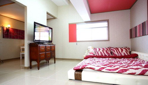 Deluxe Studio 203