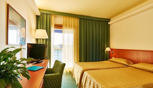 Habitación con 1 cama doble o 2 individuales, accesible para personas con discapacidad