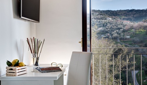 Habitación exclusiva con 1 cama doble o 2 individuales, vistas parciales al mar
