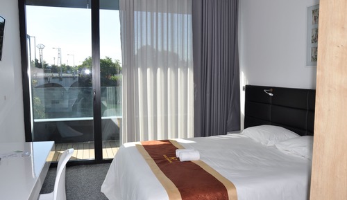 Habitación Business doble, baño privado, vistas al río (Balcon)
