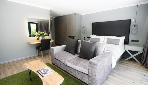 Suite Deluxe, 1 cama de matrimonio grande, vistas al patio, en la zona del jardín