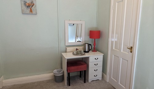 Habitación básica con 2 camas individuales