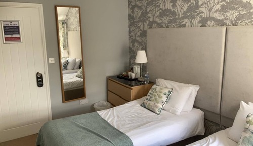Habitación estándar con 1 cama doble o 2 individuales (Room 4 2nd Floor (2 flights of stairs)