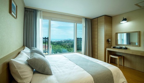 Habitación estándar, cocina básica, vistas parciales al mar