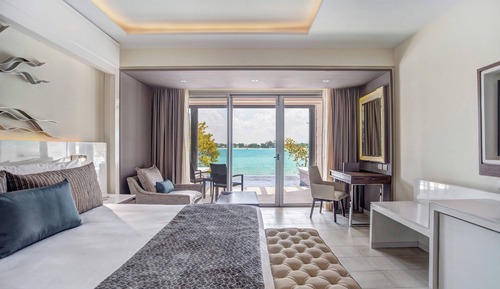 Luxury Junior Suite Swim Out Diamond Club
