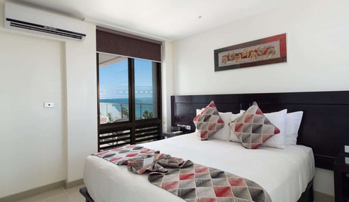 Suite, varias camas, no fumadores, vistas parciales al mar