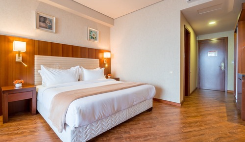 Habitación junior doble, 1 cama de matrimonio grande, mirando al mar