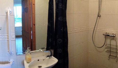 Habitación con 2 camas individuales, baño privado, vistas al mar