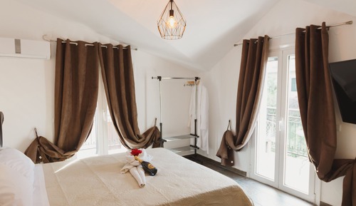 Suite romántica, 1 cama de matrimonio grande, vistas parciales al mar