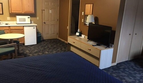 Suite económica, 1 cama de matrimonio grande, cocina básica