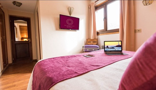 Habitación Deluxe con 1 cama doble o 2 individuales, baño privado, en una planta alta