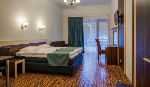 Habitación triple, vistas al parque
