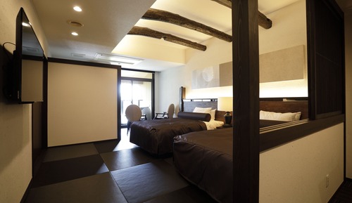 Habitación superior con 2 camas individuales, baño privado, vistas al mar