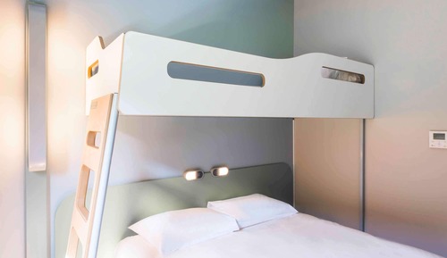Habitación triple, varias camas