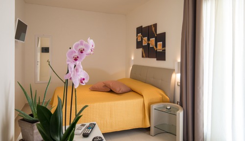 Habitación superior con 1 cama doble o 2 individuales, patio