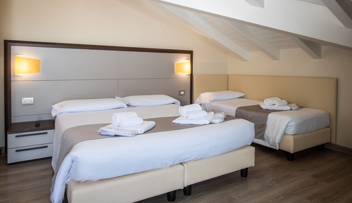 Habitación triple Deluxe, balcón, vistas parciales al lago