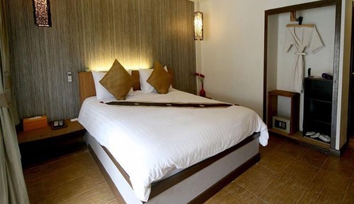 Habitación, bañera de hidromasaje, junto a la piscina