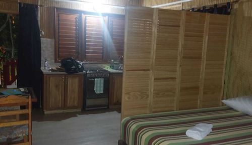 Estudio, 1 cama de matrimonio, cocina básica, junto a la playa