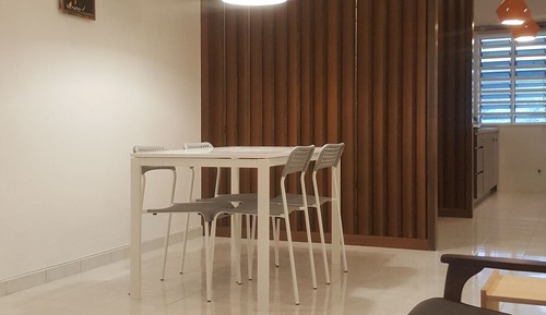 Apartamento exclusivo, 3 habitaciones, frigorífico y microondas, vistas a la colina