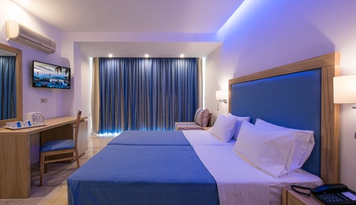 Habitación triple superior, vistas al jardín