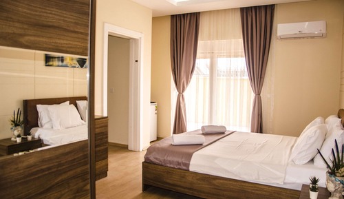 Ático Confort, 1 cama doble con sofá cama, terraza, junto a la montaña
