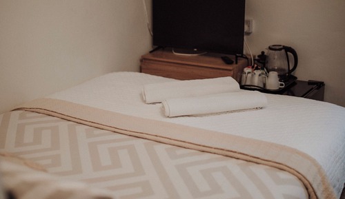 Habitación básica con 2 camas individuales, baño privado