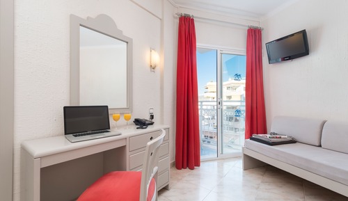Habitación triple, balcón