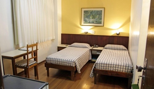 Habitación básica con 2 camas individuales