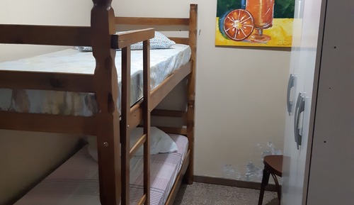 Dormitorio compartido básico, 2 camas individuales, baño compartido