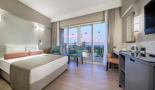Habitación familiar, vistas parciales al mar
