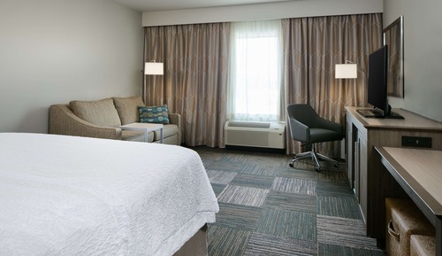 Habitación, 1 cama de matrimonio grande con sofá cama, frigorífico y microondas
