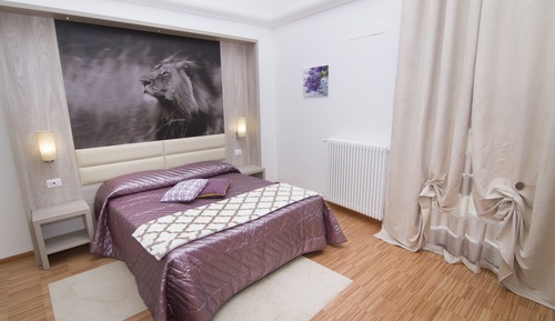 Habitación superior con 1 cama doble o 2 individuales, vistas a la ciudad