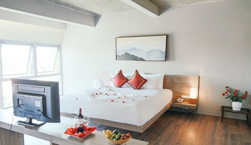 Suite, vistas al jardín (or Pool View)