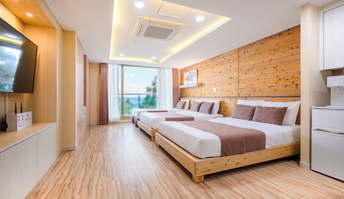 Habitación triple Royal, varias camas, balcón, vistas parciales al mar