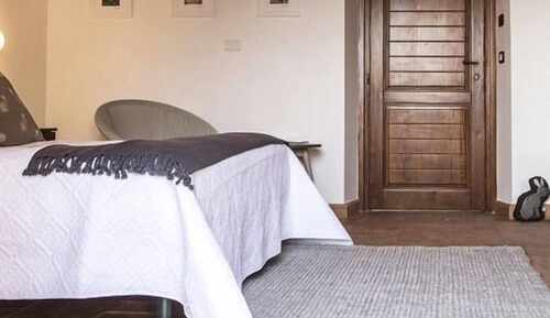 Double or Twin Room Ensuite with Bath (Rosamarino)