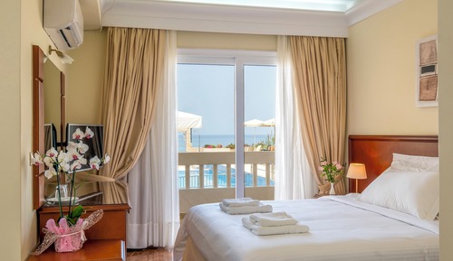 Superior Double Room with Pool and Partial Sea View