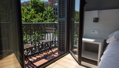 Habitación estándar con 1 cama doble o 2 individuales, balcón, vistas a la ciudad