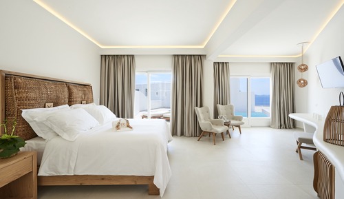 Suite exclusiva, piscina privada, vistas parciales al mar