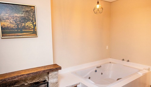 Estudio Deluxe, chimenea, en esquina (Banheira de Hidromassagem)